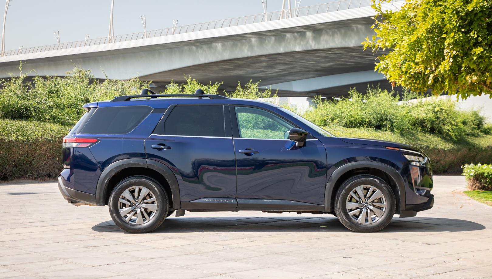 Nissan Pathfinder (Blue) – view 1
